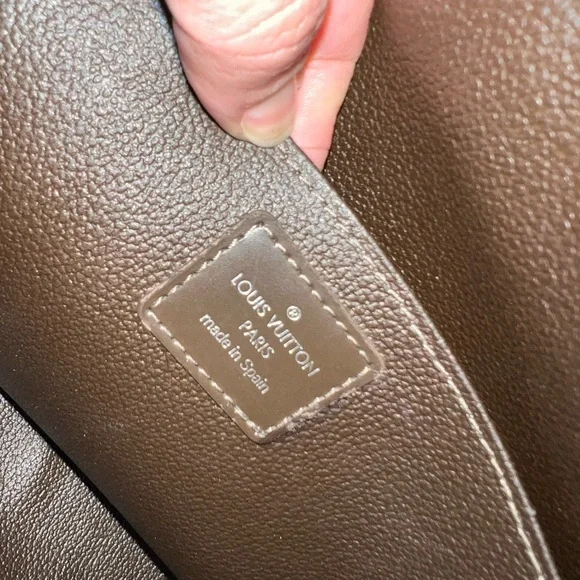 LV Men’s toiletry bag.Authentic.Brown leather.Like new condition.